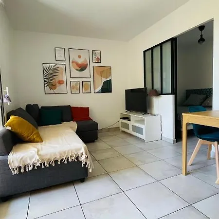 Avec Garage A Apartment